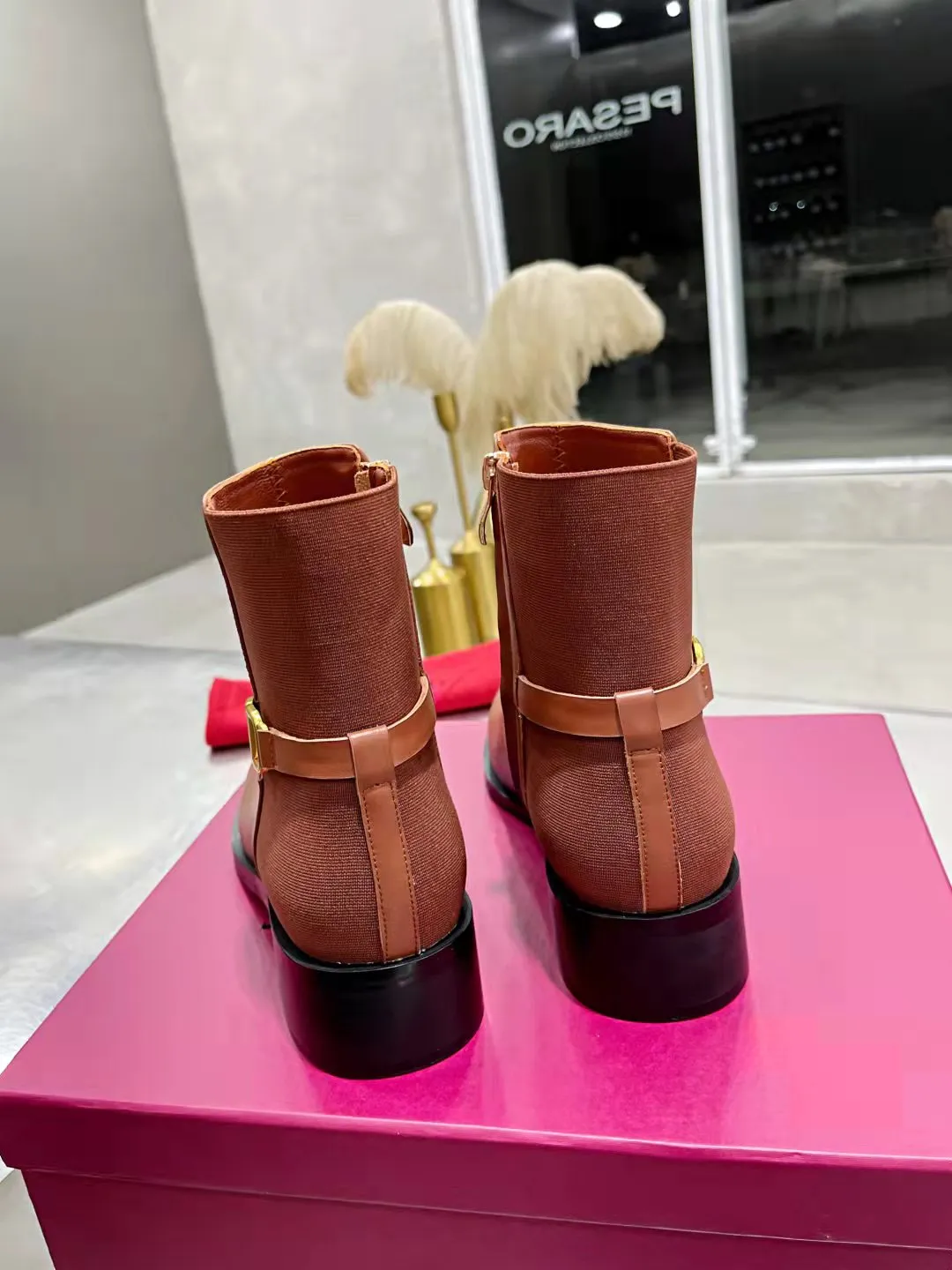 👟👟Ex-factory price 500👟👟 🆕Valentino. Valentino big v-buckle autumn and winter fashion women's boots: comfortable and versatile on the upper feet, showing long legs, fabric: imported first-layer cowhide ⚡The most popular V-buckle ⚡all genuine leather on the inner pads, non-slip and wear-resistant rubber outsole Size: 35−40 (customized size 41)